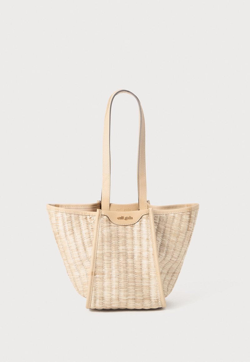 Borsa tote in paglia intrecciata con dettagli in pelle beige chiaro, design strutturato e doppi manici superiori. Presenta un dettaglio del logo minimalista.