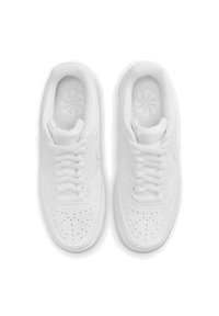 Białe sneakersy z gładką skórzaną powierzchnią, okrągłym noskiem, perforowanymi detalami i płaskimi sznurowadłami. Projekt zawiera teksturowany, wyściełany język.