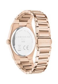 Roséguld stainless steel klocka med en oktagonal klocka, ett metall-länkbandsarmband och en slät, reflekterande baksida som visar varumärke och specifikationer.