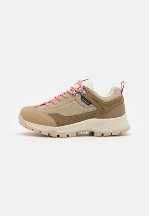 Braune und beige Wanderschuhe mit pinken Schnürsenkeln, Gummisohle, gepolstertem Kragen und seitlichen Akzenten. Verfügt über eine strukturierte Oberfläche und verstärkten Zehenbereich.
