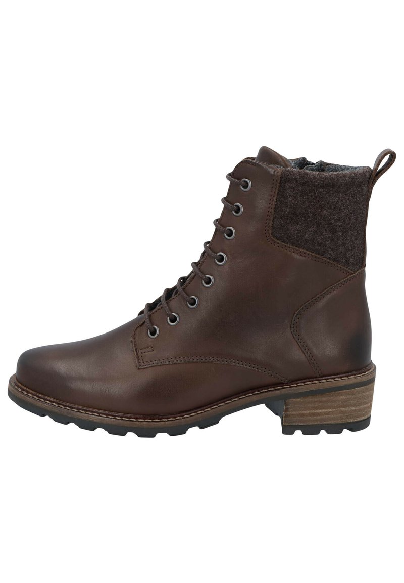 Braune Lederknöchelstiefel mit dunklem Stoffbund, vorderen Schnürsenkeln, gestapeltem Absatz und profiliertem Sohlen, seitlich auf weißem Hintergrund gezeigt.