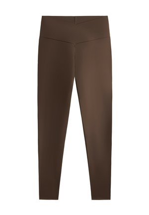 Leggings marroni a vita alta con dettaglio della cintura incrociata, gambe aderenti a lunghezza completa, texture liscia, cuciture piatte, senza loghi o tasche visibili.