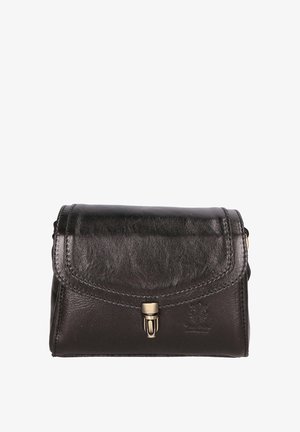 Piccola borsa nera in pelle con patta e chiusura centrale a fermaglio metallico, che mostra un logo in rilievo sottile sul lato inferiore destro.