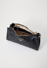 Clutch in pelle sintetica nera texture con hardware dorato, chiusura con zip e interno decorato con logo del marchio. Forma slim e rettangolare.