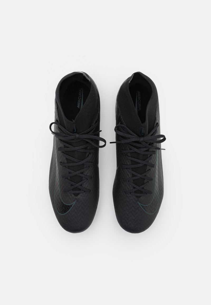 Scarpe da calcio nere con un motivo a spina di pesce testurizzato, dotate di lacci neri e un logo Nike turchese sul lato. Design alto.