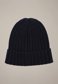 Granatowa czapka beanie z prążkowanego materiału z zagiętym mankietem. Wykonana z miękkiego materiału, z pionową teksturą i zaokrąglonym wierzchołkiem.