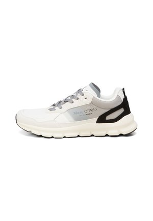 Weiß-grauer Marc O'Polo Sneaker mit schwarzen Fersenakzenten, dicker Sohle und grauen Schnürsenkeln, seitlich auf weißem Hintergrund gezeigt.