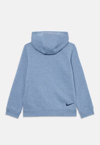 Hanorac albastru deschis cu glugă, mâneci lungi și logo Nike albastru închis brodat aproape de tivul inferior pe partea din spate.