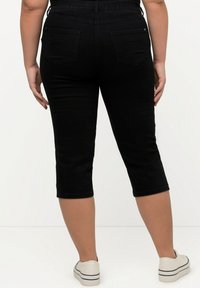 Ulla Popken CORSAIRE SARAH 5 POCHES AVEC BAS DE JAMBE FENDU - Shorts vaqueros - noir