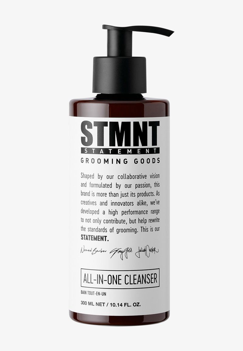 Mörkbrun flaska med en svart pumpkork. Etiketten har fet svart text på en vit bakgrund som beskriver "All-in-One Cleanser" och varumärket.