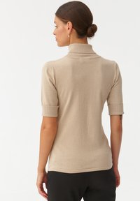 TATUUM Lihtne T-särk - gold