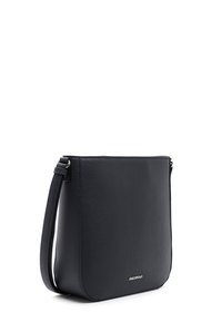 Schwarze Schultertasche aus strukturiertem Leder mit verstellbarem Riemen und kleinem silbernem Markenlogo nahe der unteren Mitte.