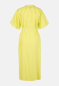 Gelbes Midi-Kleid mit kurzen Puffärmeln, einem taillierten Gürtel und Rückenfalten. Hergestellt aus leichtem Stoff mit glatter Textur.