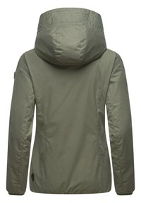 Olijfgroene gewatteerde jas met capuchon, voorzien van een soepele textuur en elastische manchetten, met een schoon, minimalistisch ontwerp.