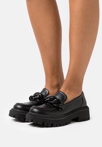 Bullboxer Loaferit/pistokkaat - black