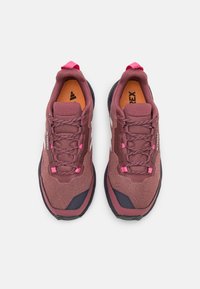 Adidas Terrex Túracipők - quiet crimson/putty mauve/pink fusion