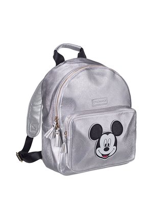 Mochila metálica plateada con forma redondeada, un compartimento principal, bolsillo frontal con cremallera y un diseño de Mickey Mouse negro en la parte frontal.