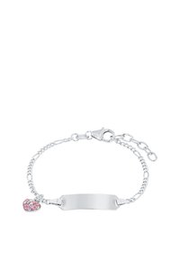 Bracciale d'argento con design a catena, dotato di un'etichetta rettangolare per incisione e un ciondolo a forma di cuore rosa con piccoli cristalli.