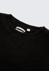 Schwarzer Strickpullover mit strukturiertem Rippmuster. Runder Ausschnitt, aus recycelten Materialien, Größenetikett im Kragen sichtbar.