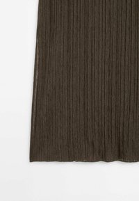 Ruskea, poimutettu hame, joka on valmistettu tekstuurista kankaasta ja siinä on pystysuorat raidat sekä valuva muoto. Pituus ulottuu polven puoliväliin.