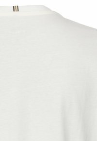 Hvid t-shirt med rund halsudskæring og blød, glat tekstur. Minimalistisk design med en lille stribet detalje på ryggen.