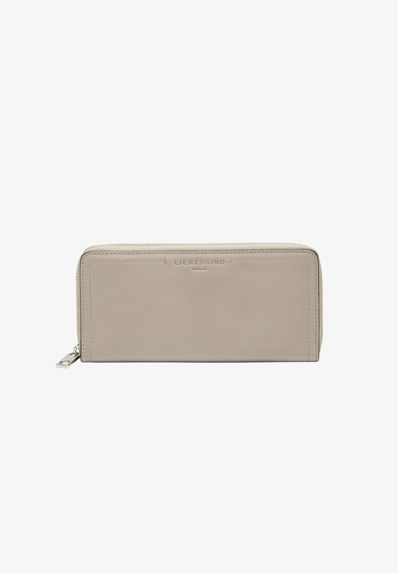 Portefeuille en cuir gris clair avec une texture lisse, fermeture éclair et logo en relief. Présente une forme rectangulaire et un design minimaliste.