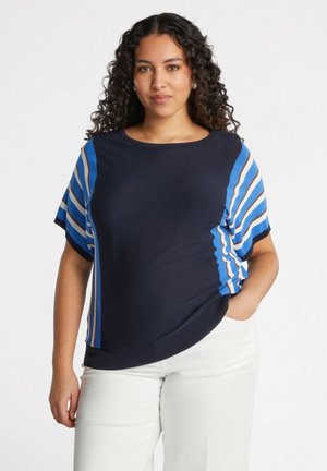 Marineblauw T-shirt met korte mouwen en verticale strepen in lichtblauw en beige. Herenstof met een ronde halslijn en een losse pasvorm.