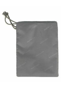 Borsa a sacco con coulisse grigia, realizzata in tessuto morbido con una leggera lucentezza. Presenta un motivo in rilievo con la scritta "WITTCHEN" su tutta la superficie.