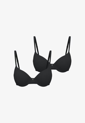 Zwei schwarze, gepolsterte BHs mit verstellbaren Trägern und einem kleinen dekorativen Charme an der vorderen Mitte, dargestellt auf weißem Hintergrund.