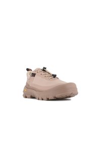 Chaussures de randonnée beiges claires avec une tige texturée, une semelle en caoutchouc épaisse, un bout arrondi, et des lacets élastiques avec un système de réglage. Accent jaune sur la semelle.