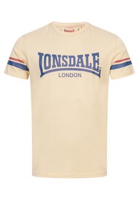 Bežna pamučna majica s plavo-crvenim prugastim dizajnom rukava, s natpisom "Lonsdale" i "London" istaknutim na prednjoj strani.