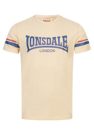 Bežna pamučna majica s plavo-crvenim prugastim dizajnom rukava, s natpisom "Lonsdale" i "London" istaknutim na prednjoj strani.