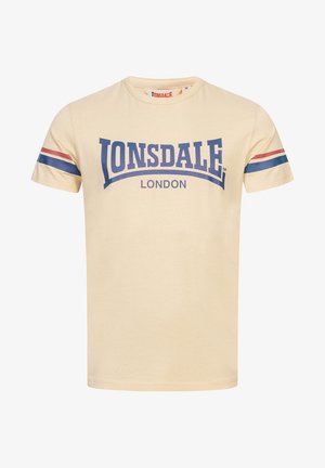 Beige bomulds t-shirt med blå og rød stribet ærmedesign, med "Lonsdale" og "London" trykt tydeligt over fronten.