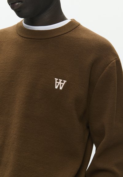Sweat-shirt en coton marron avec tissu texturé, encolure ronde et petit logo "W" blanc brodé sur la poitrine.