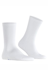 Weiße Baumwoll-Crew-Socken mit gerippter Textur, gepolsterten Sohlen und verstärkten Zehen. Mit blauen Akzenten nahe der Basis.