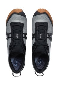Baskets de sport grises et noires avec une surface texturée, des lacets noirs et une semelle en caoutchouc. Présente des languettes au talon et sur les côtés.
