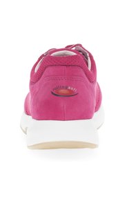 Chaussure de sport en suede rose avec une tige en mesh, semelle blanche et un détail de logo. Le design présente une forme arrondie et un col rembourré.