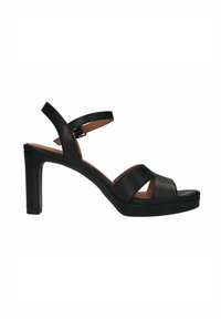 Zwarte sandalen met hoge hakken, open teen, kruisriemontwerp, verstelbare enkelriem en een gestructureerde zool, met een bescheiden platform en blokhak.