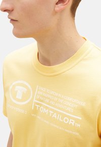 TOM TAILOR LOGO PRINT - T-shirts print - gelb