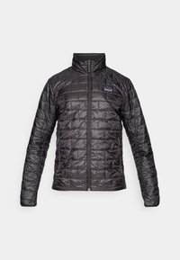 Veste noire isolante avec un motif matelassé, grand col et fermeture éclair à l'avant. Présente un logo sur la poitrine gauche et des manches longues.