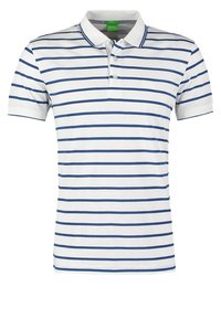 Polo blanc à manches courtes avec des rayures horizontales bleu marine et une patte de boutonnage à deux boutons.
