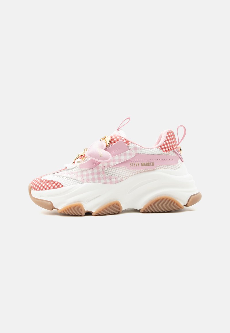 Basket blanche épaisse avec tissu vichy rose, lacets roses en forme de cœur, œillets dorés et marquage "Steve Madden" sur le côté.