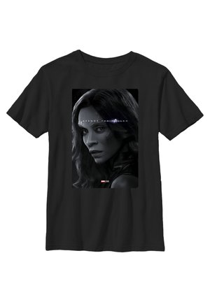 Sort bomulds T-shirt med et stort gråtonet grafik af en karakters profil og teksten "Avengers: The Fallen" nedenfor.