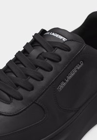 Μαύρο δερμάτινο αθλητικό παπούτσι με μαύρα κορδόνια, με το λογότυπο "Karl Lagerfeld" στο πλάι και στη γλώσσα, με λεπτομερή ραφές στα πάνελ.