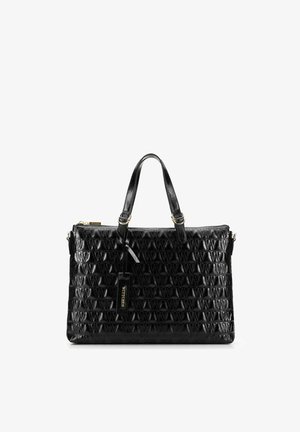 Schwarze Lederhandtasche mit einem strukturierten dreieckigen Muster, zwei stabilen Griffen und einem Reißverschluss mit einem Markenanhänger.