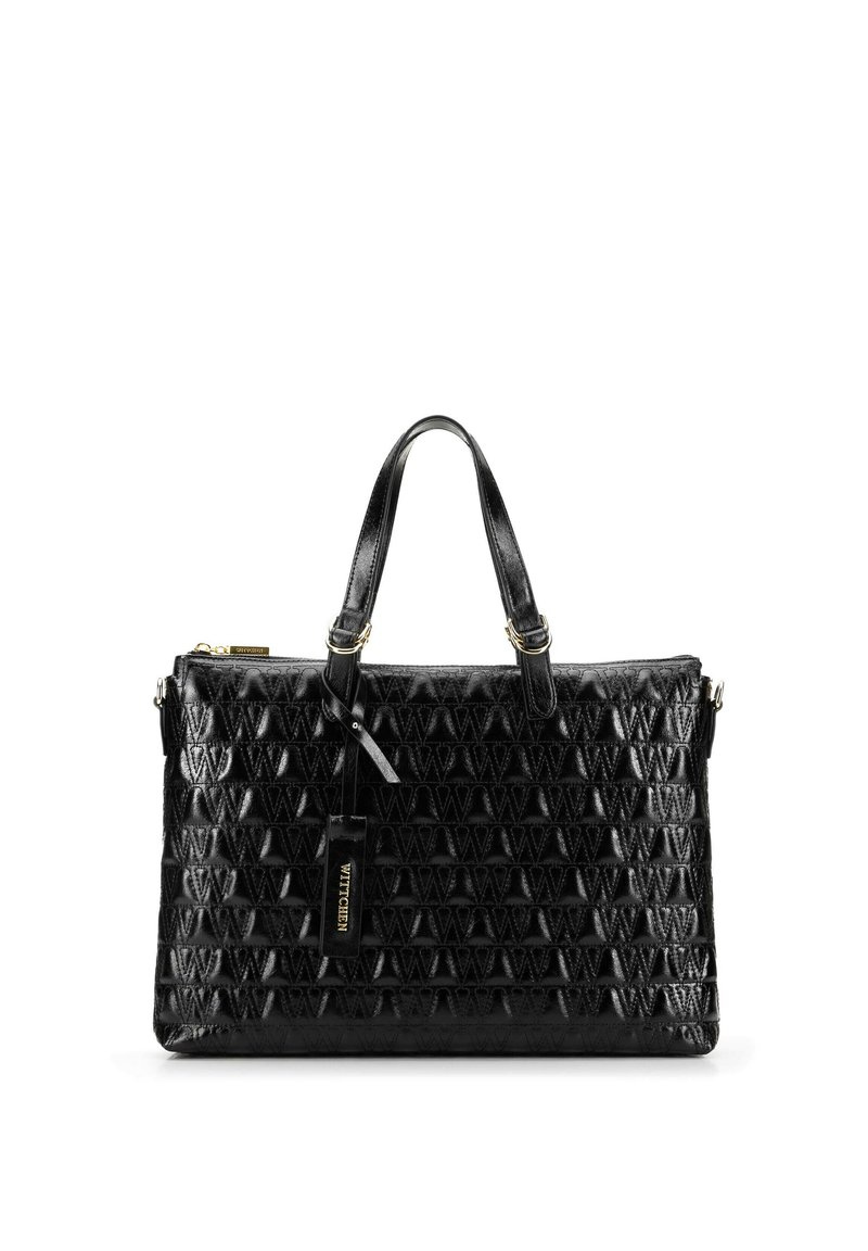 Czarna skórzana torebka z teksturowanym trójkątnym wzorem, dwoma mocnymi uchwytami i zamknięciem na zamek z metką marki.