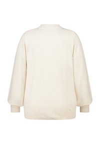 Roomkleurige, oversized trui met een ronde hals en doorgestikte schouders. Zachte gebreide textuur, geribbelde manchetten en zoom. Eenvoudig, ongecompliceerd ontwerp.