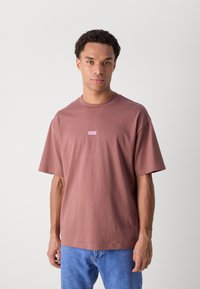 HUGO NALONO - Print T-shirt - medium brown
