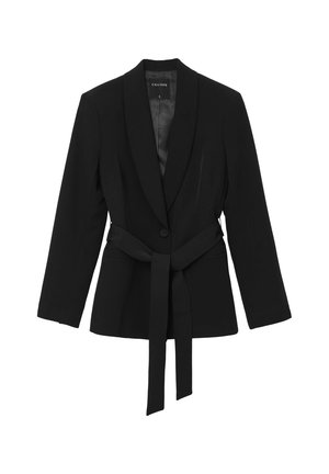 Blazer nero realizzato in tessuto liscio, con colletto sciallato, chiusura a un bottone e una cintura legata in vita con maniche lunghe.