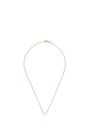 Collier chaîne fine en or avec petite fermeture à mousqueton sur fond blanc, disposé en forme de V lâche.